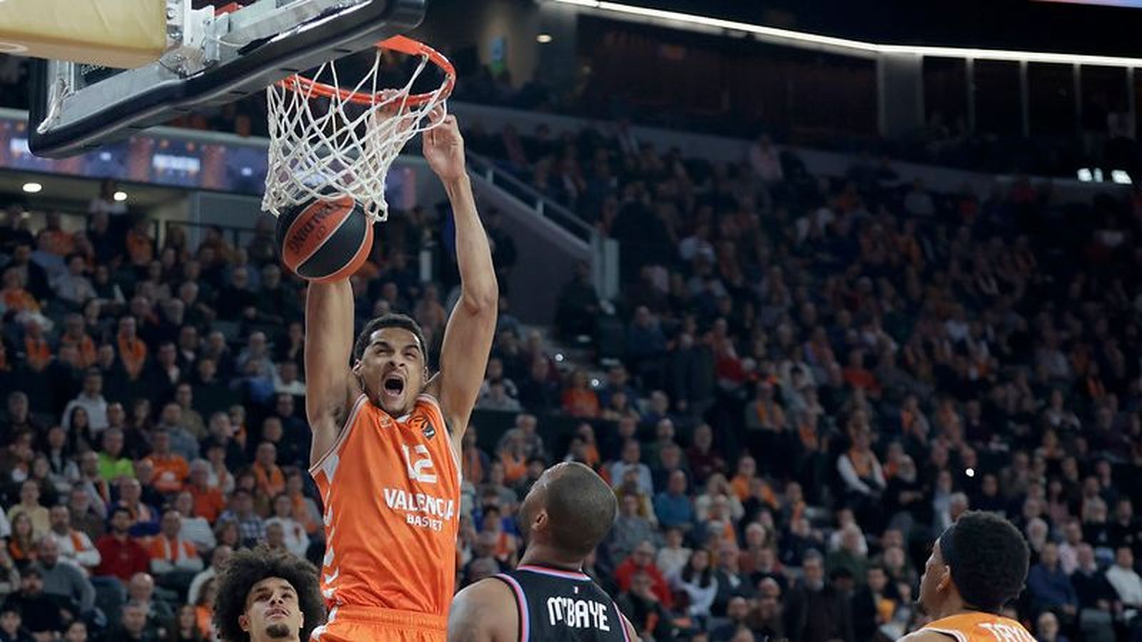 Sako fa una esmaixada