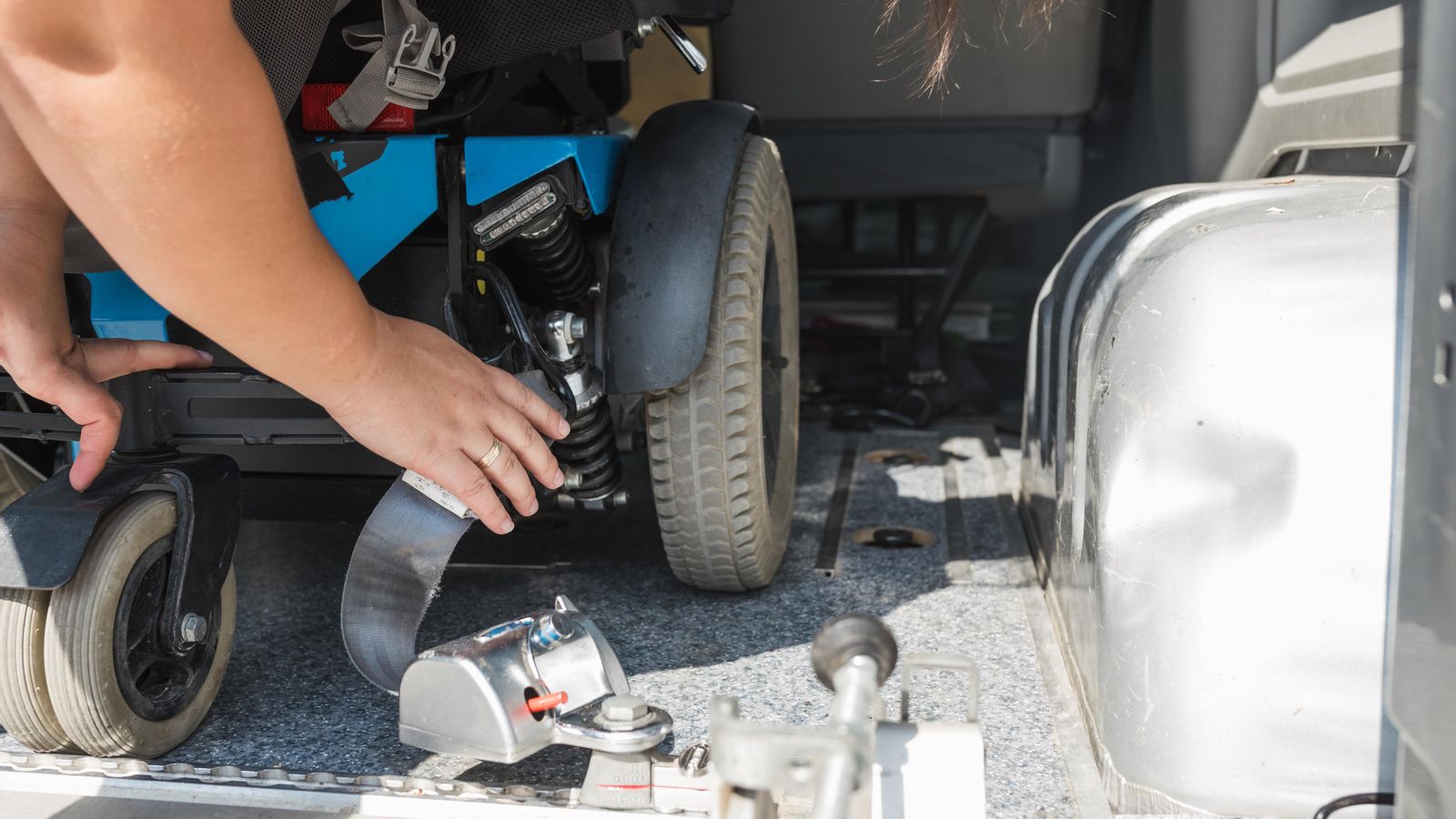 Vehicle adaptat per a transportar una persona que va en cadira de rodes