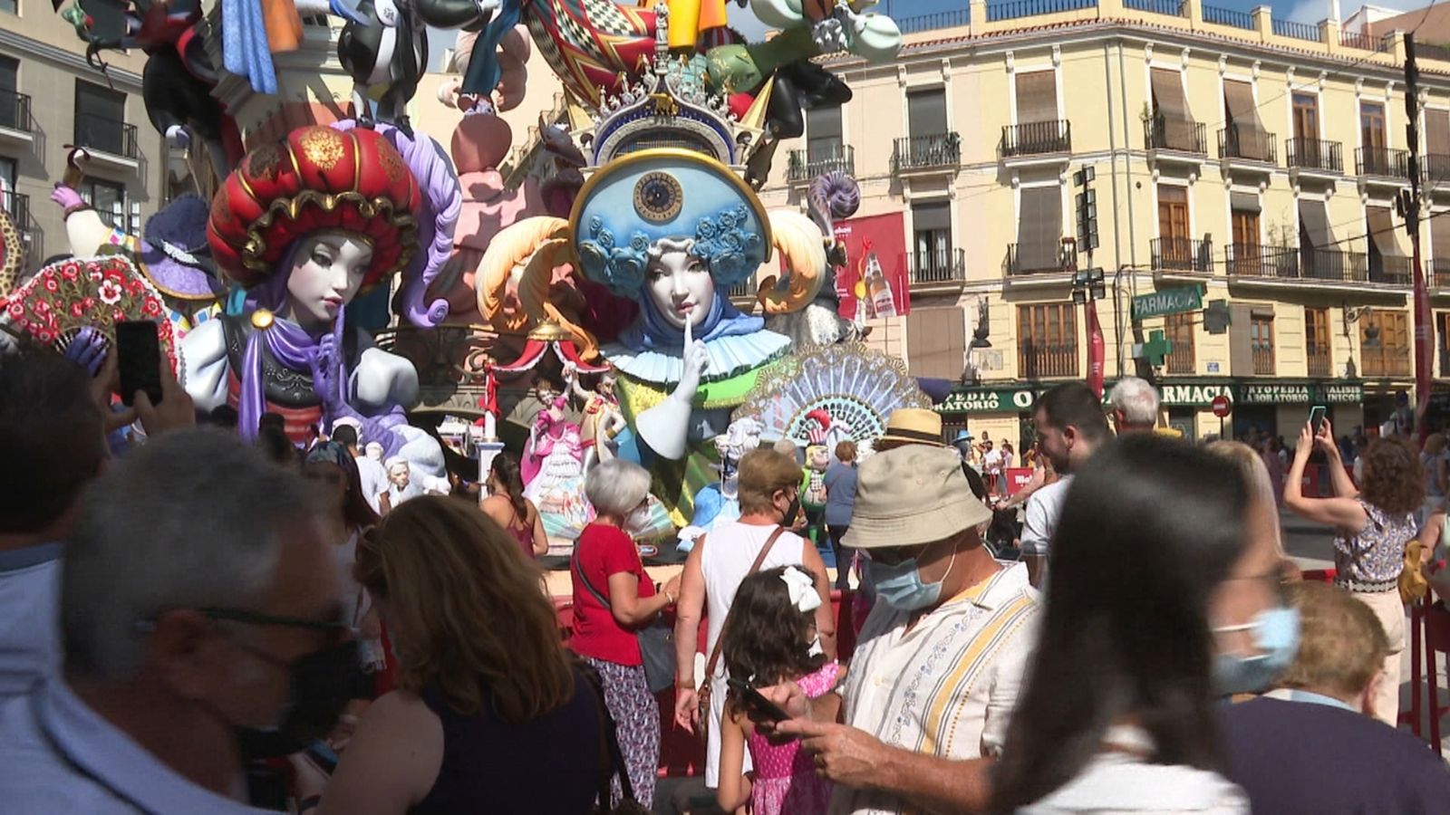 L'ambient festiu està present en les Falles a pesar de les restriccions
