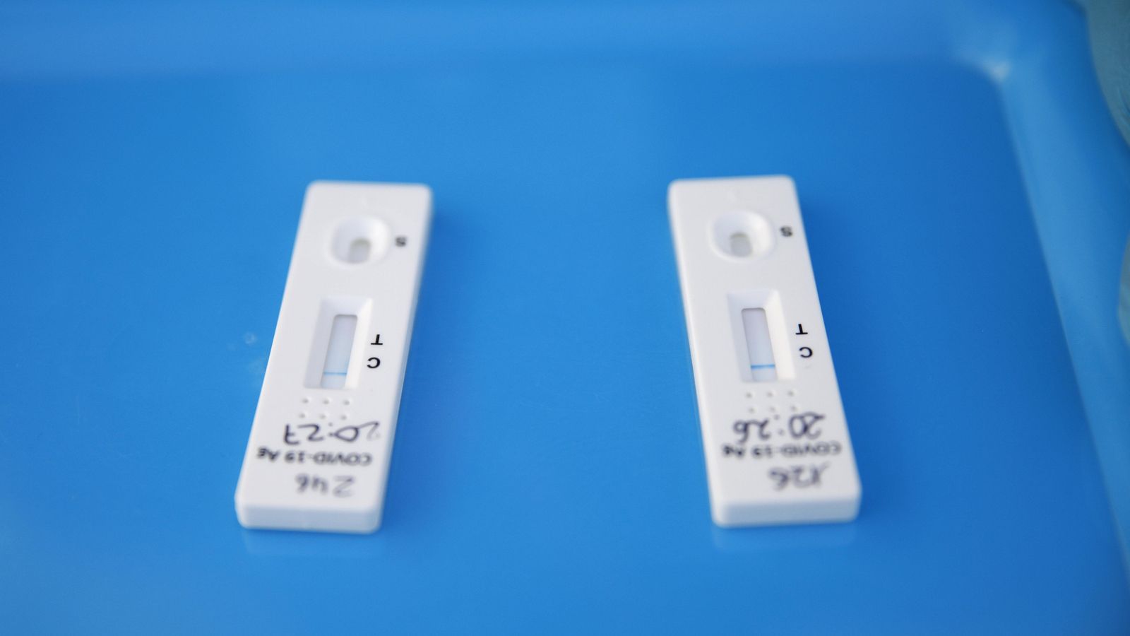 Dos proves de test d'antígens en un centre de Salut