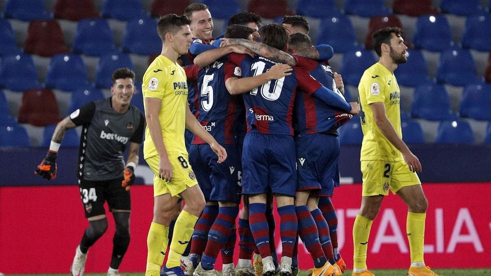 Els jugadors del Llevant celebren la victòria
