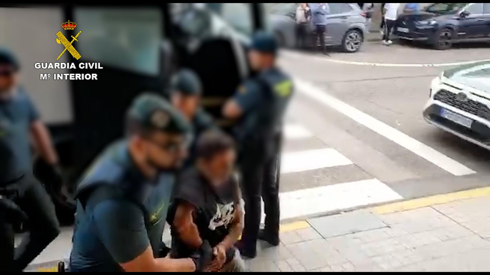 Agents de la Guàrdia Civil custodien un dels lladres detinguts Agents de la Guàrdia Civil custodien un dels detinguts
