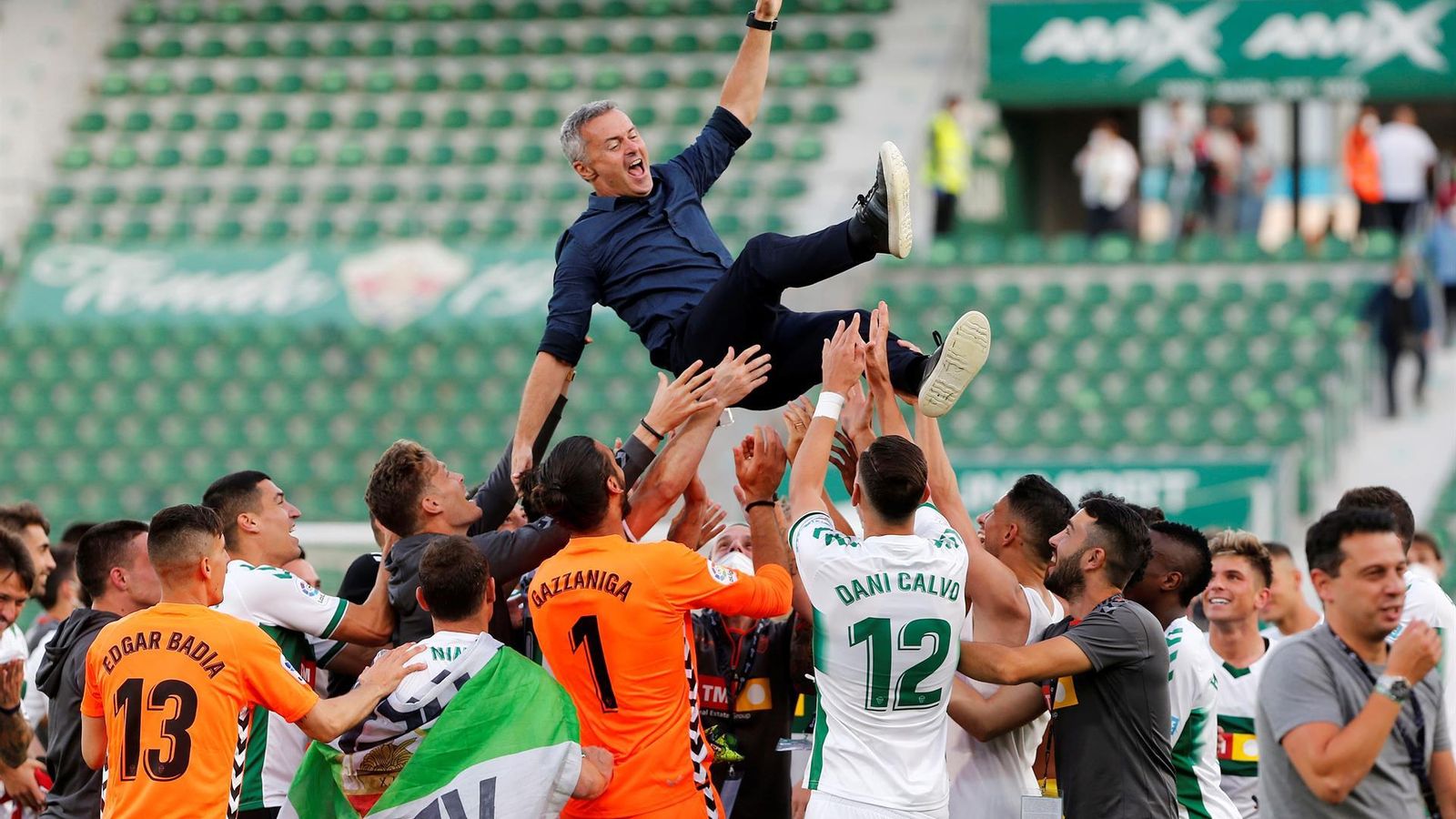 Els jugadors de l'Elx mantegen Fran Escribá