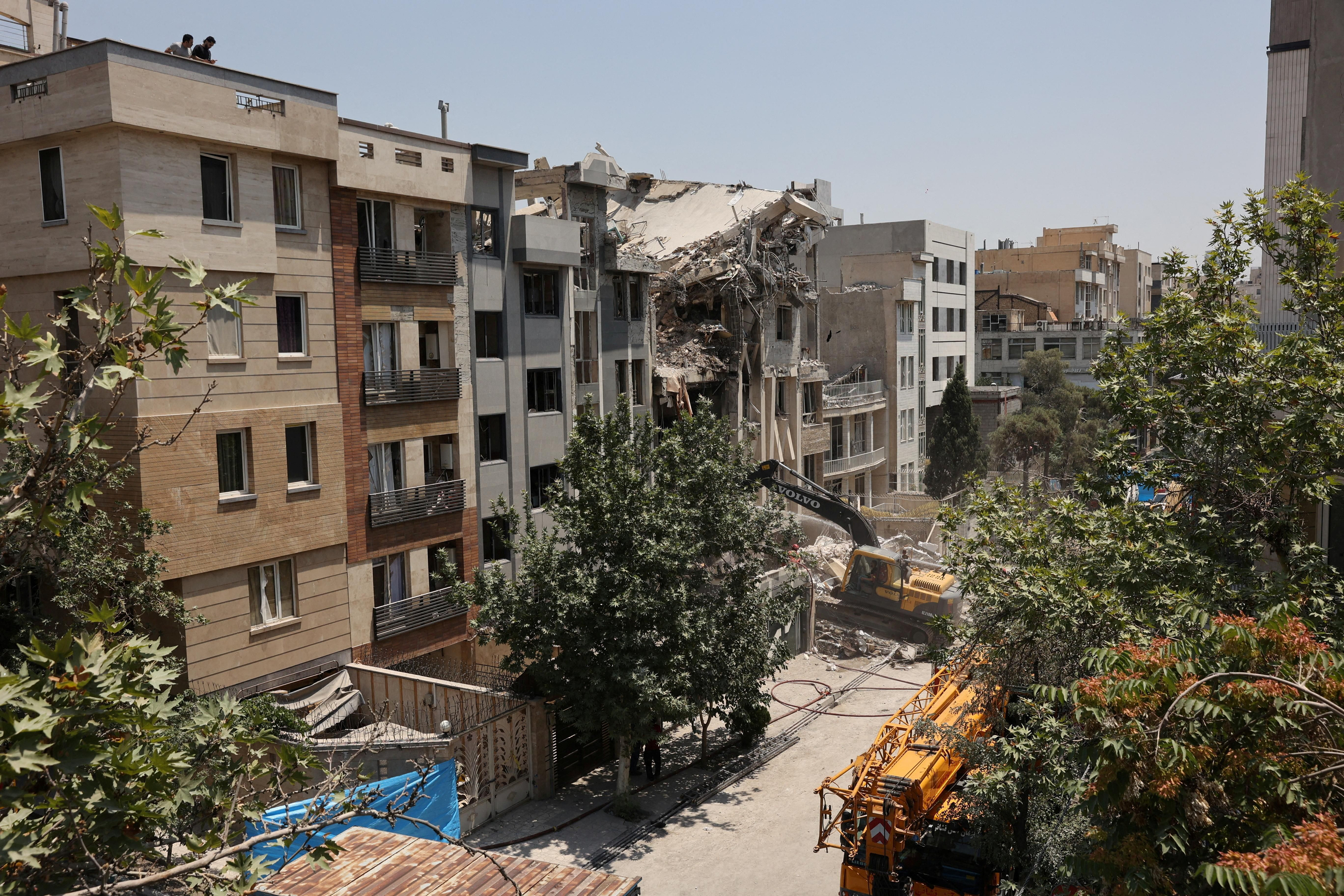 Edifici destruït a Teheran, Iran, pels atacs d'Israel este dissabte