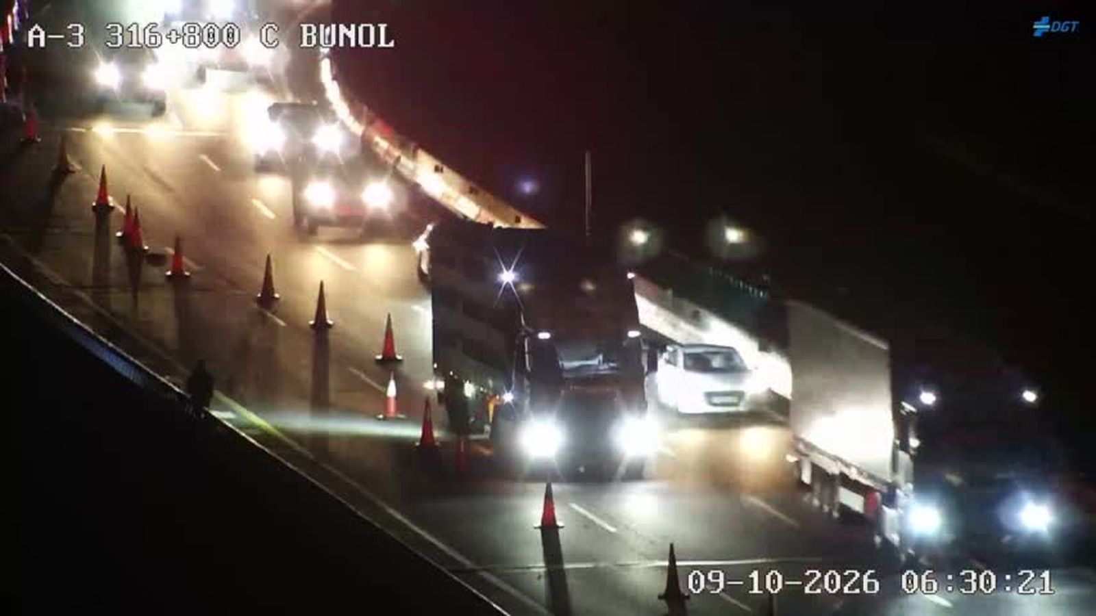 Un camió avariat a l'A-3 tanca el carril central al seu pas per Buñol en direcció a Madrid.