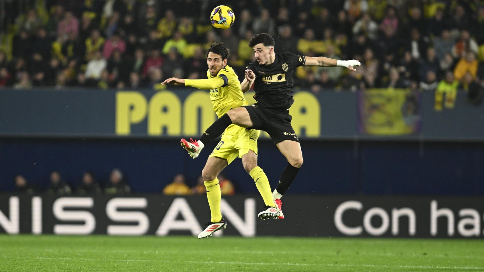 El groguet Dani Parejo i el valencianista Diego López disputen una pilota