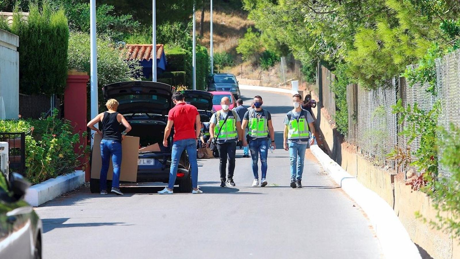 Els agents després d'escorcollar el domicili de Fabra el passat setembre a Orpesa