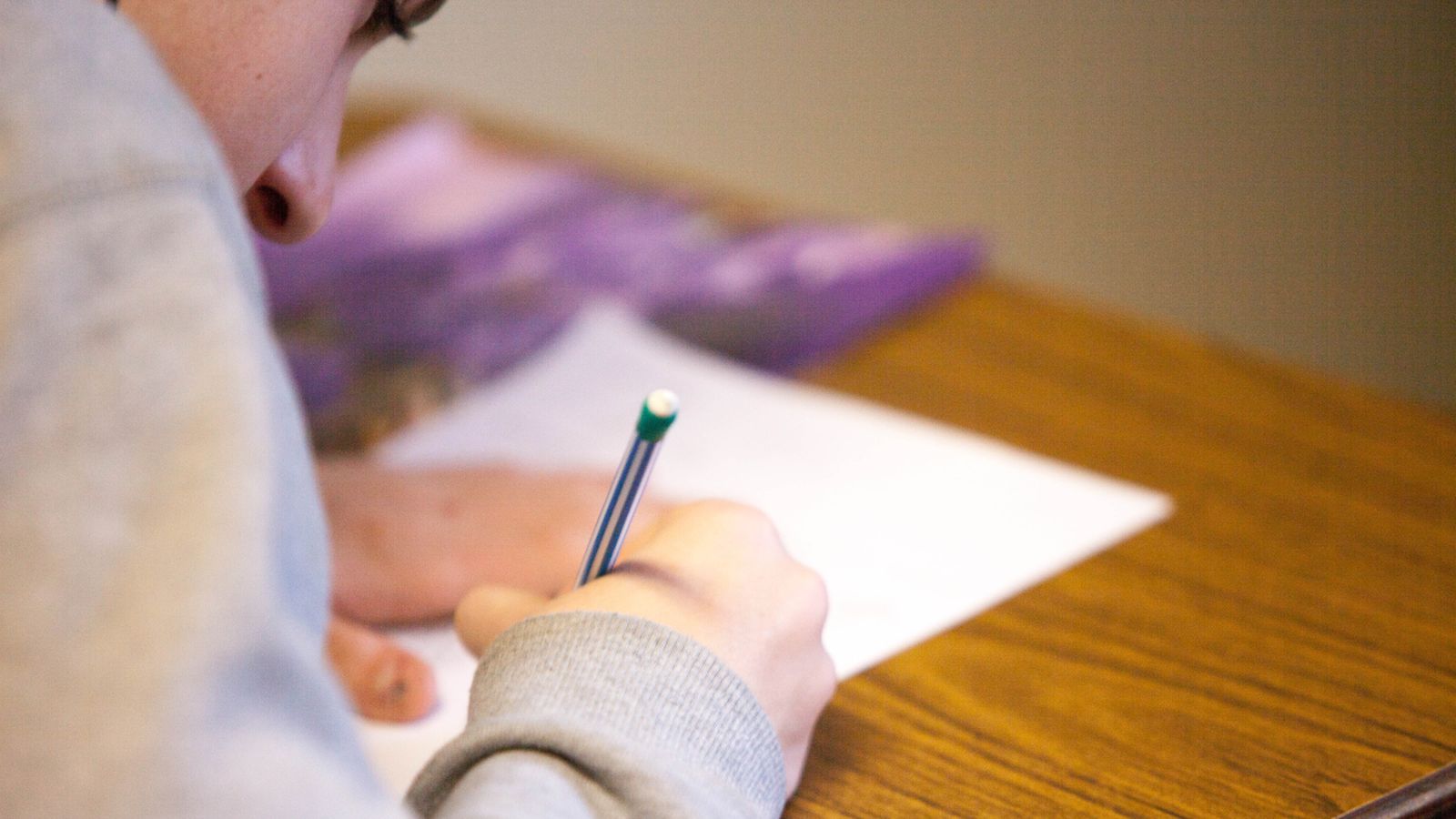 El 16% de l\'alumnat de centres públics prové d\'entorns menys favorables