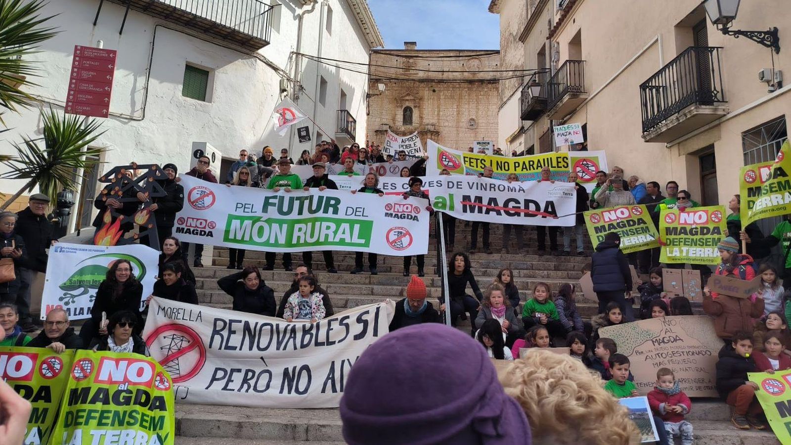 Centenars de persones s'apleguen en la manifestació en contra de la Magda