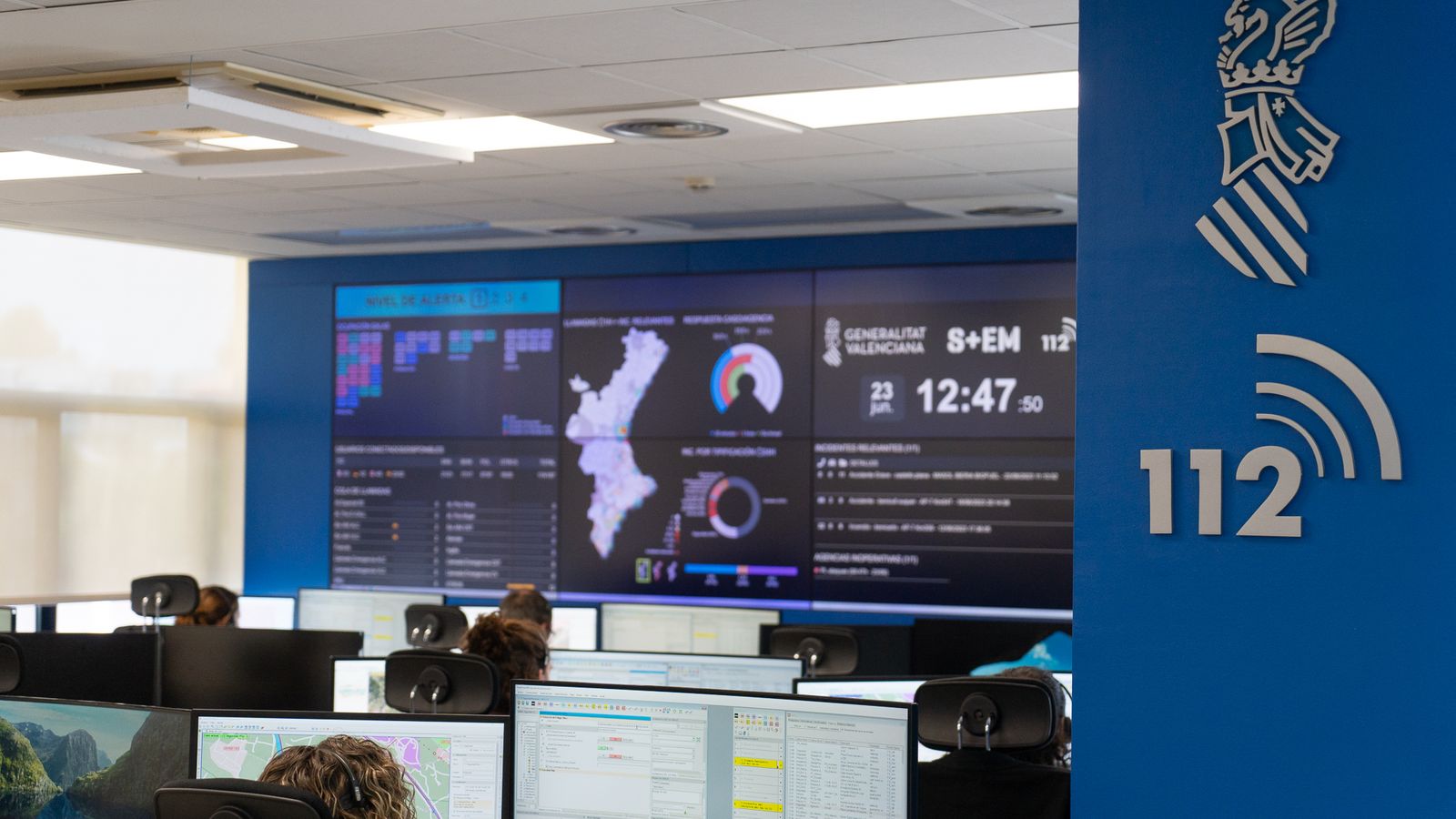 Personal del telèfon 112 Comunitat Valenciana treballant en una imatge d'arxiu