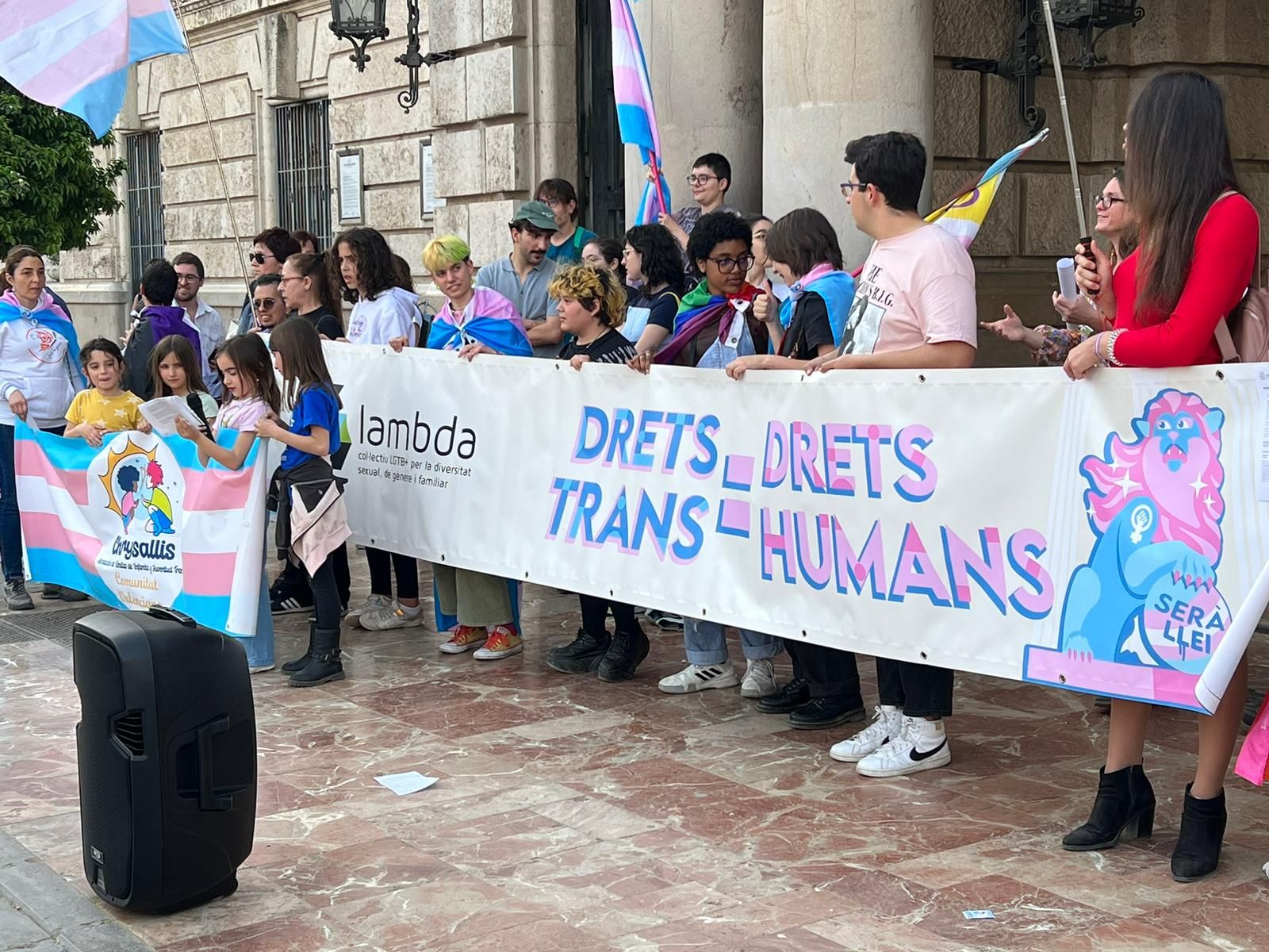 Un moment de la concentració, aquest divendres, davant l'Ajuntament de València