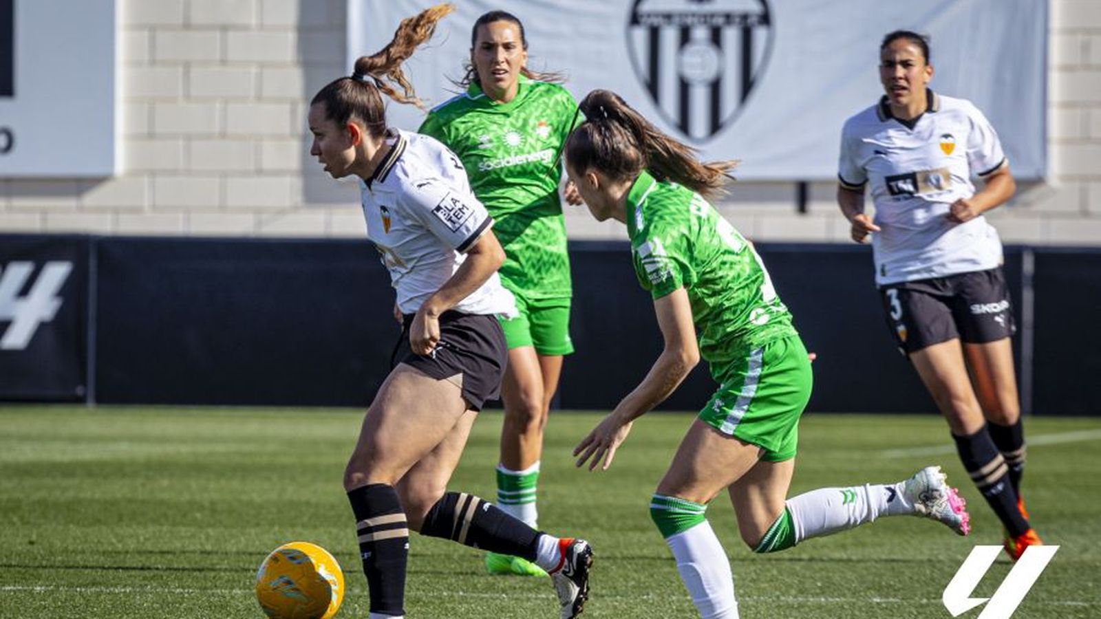 Una jugadora del València, en una acció del duel
