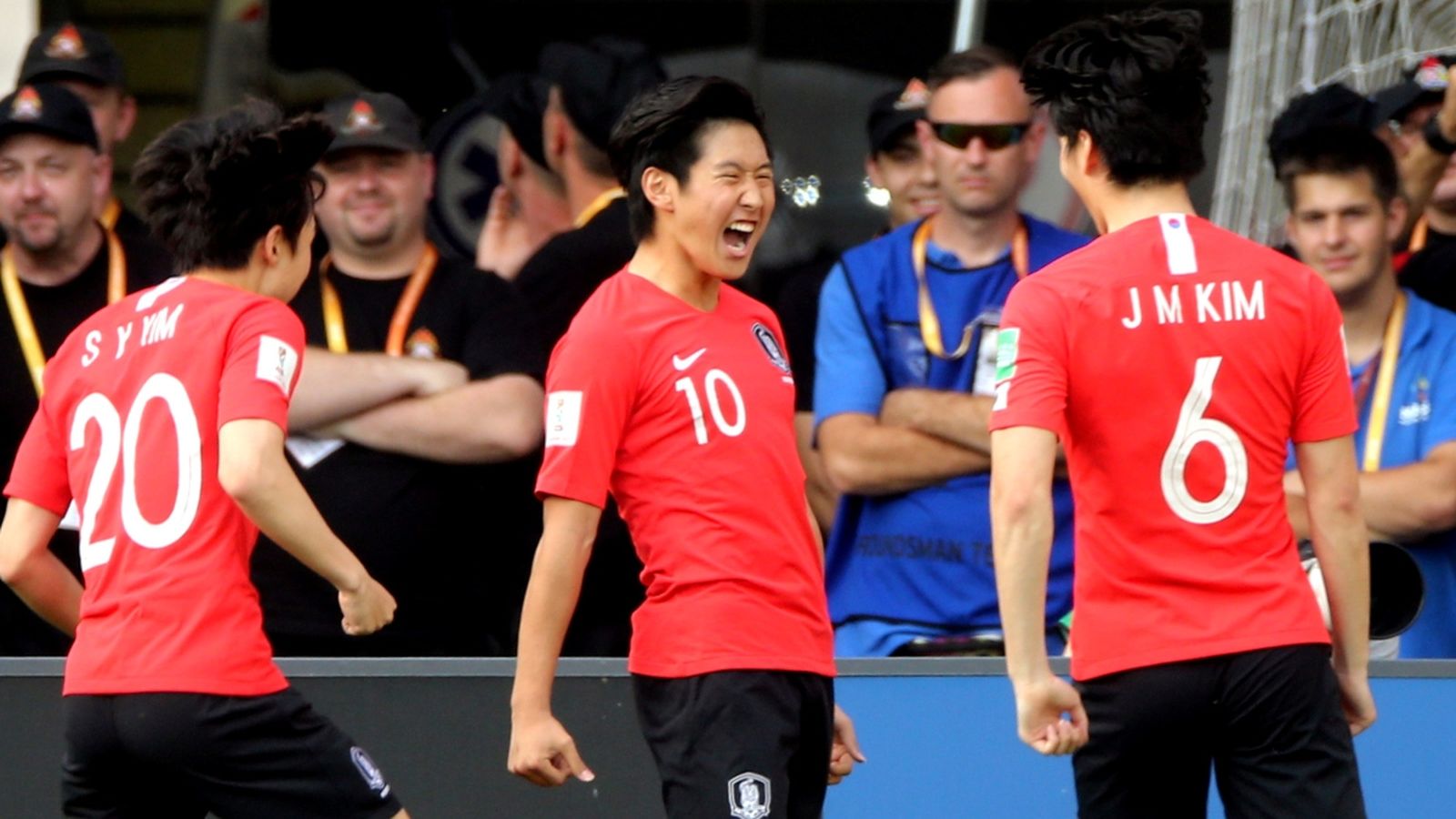 Kangin Lee celebra un gol en la final contra Ucraïna
