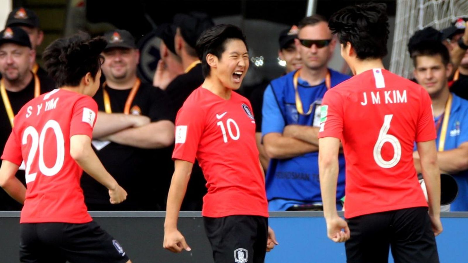 Kangin Lee celebra un gol en la final contra Ucraïna