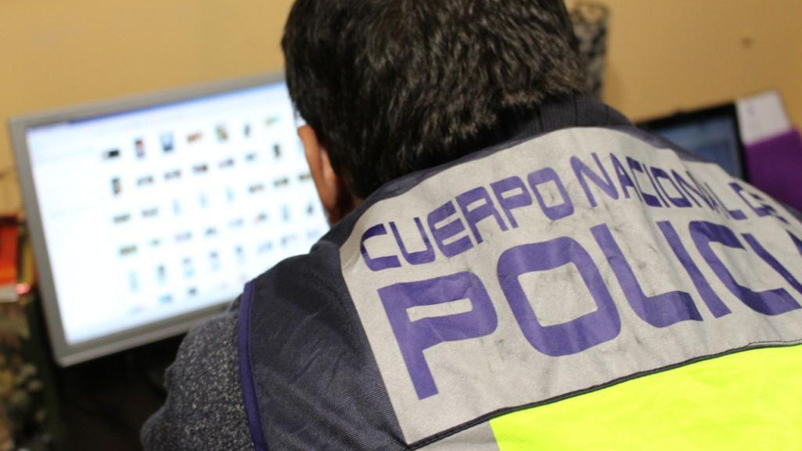 Un policia treballant en la investigació Un policia treballant en la investigació