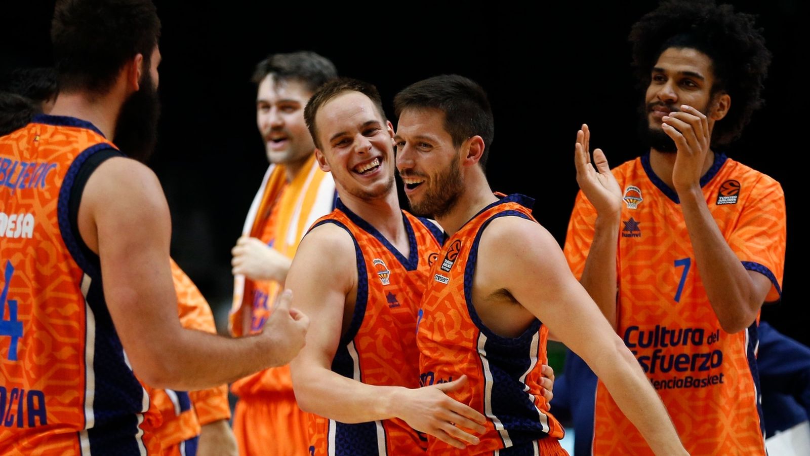 Els jugadors del València Basket celebren una victòria en l'Eurolliga