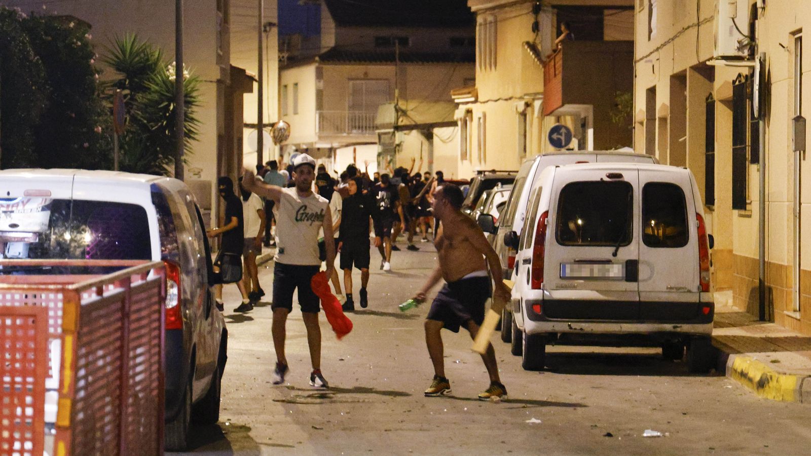 Diverses persones durant els altercats en Torre Pacheco, a 12 de juliol de 2025, en Torre Pacheco, Murcia
