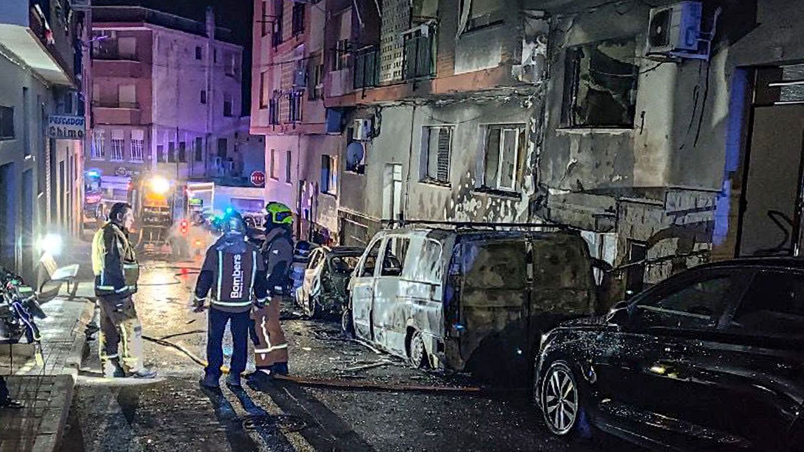 Estat en què han quedat els vehicles i la façana que s'han cremat aquesta matinada a Banyeres de Mariola
