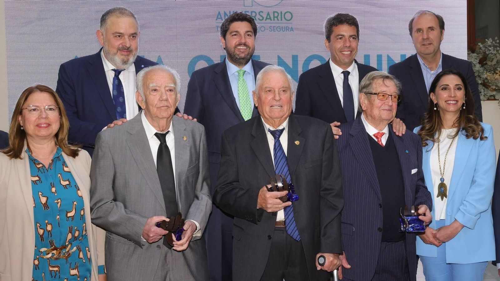 Els presidents valencià i murcià, en la part de dalt, amb les persones a les quals s'ha homenatjat en l'acte del 45é aniversari del Tajo-Segura Els presidents valencià i murcià, en la part de dalt, juntament amb les persones a les quals s'ha homenatjat en l'acte del 45 aniversari del Tajo - Segura