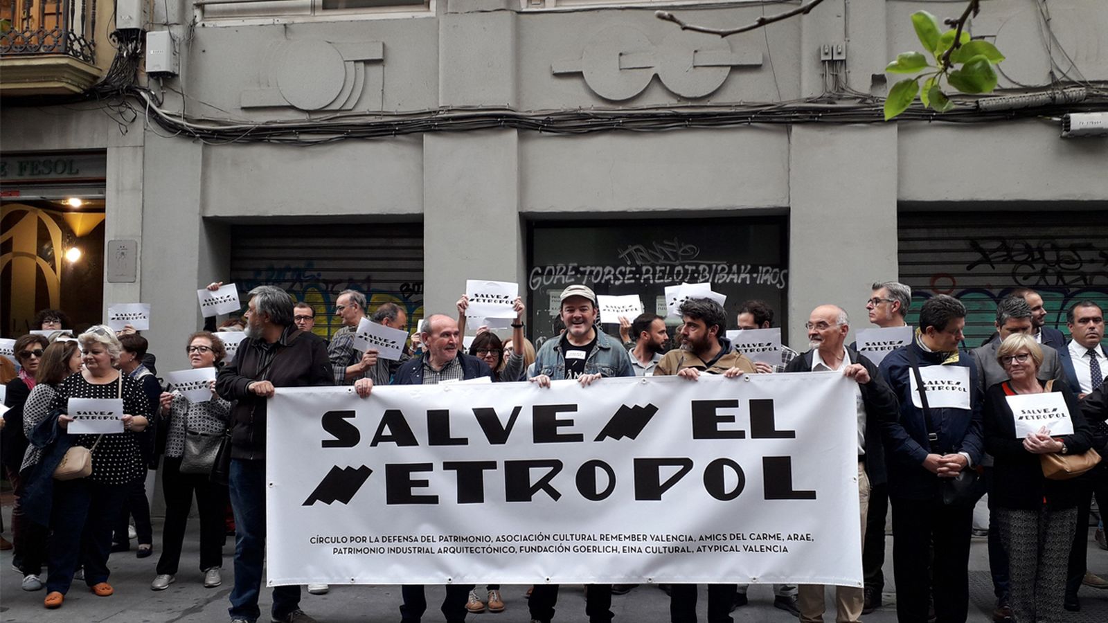 Concentració a la porta del cine Metropol de València