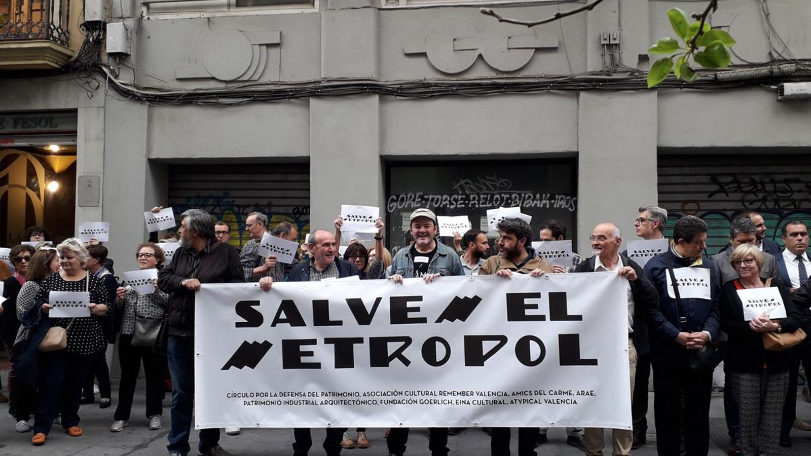 Concentració a la porta del cine Metropol de València