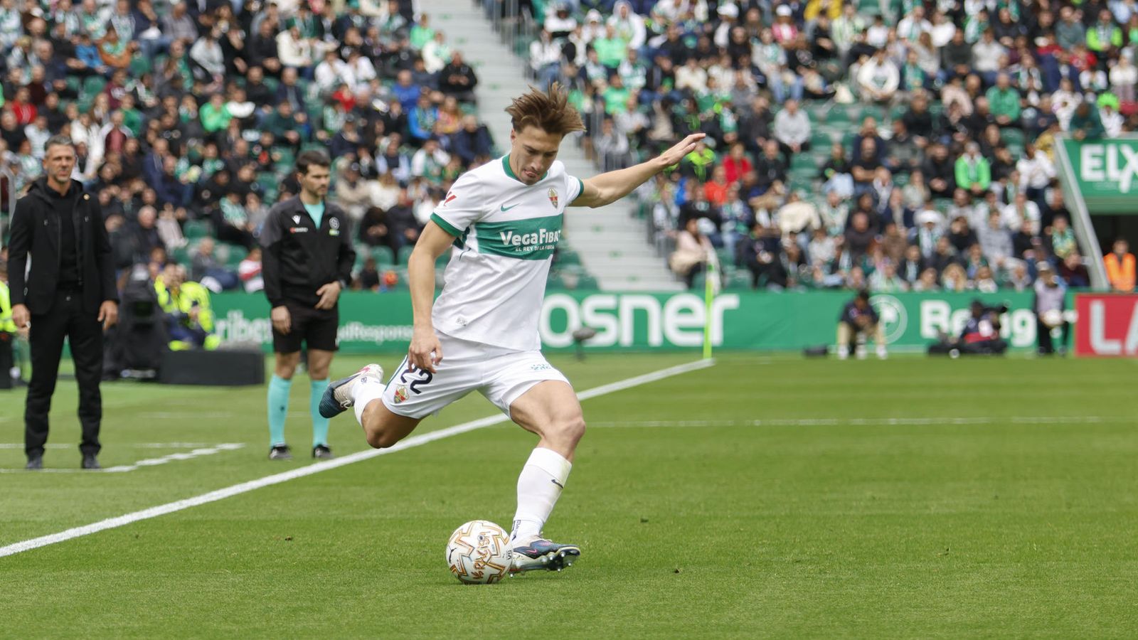 David Affengruber fa una centrada en el partit contra el Mallorca