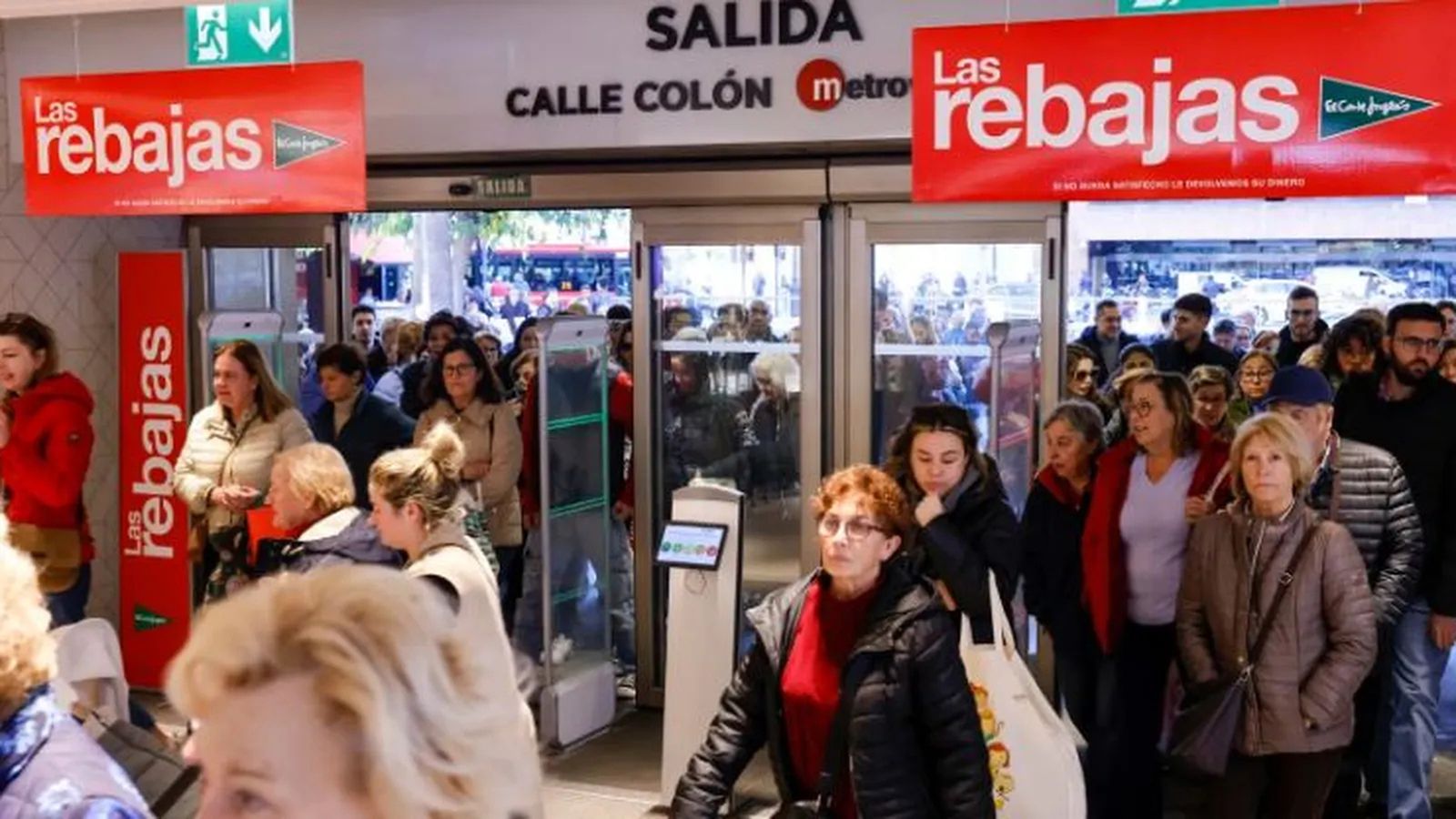 Un gran magatzem del carrer de Colom de València obri el primer dia de rebaixes, en una imatge d'arxiu