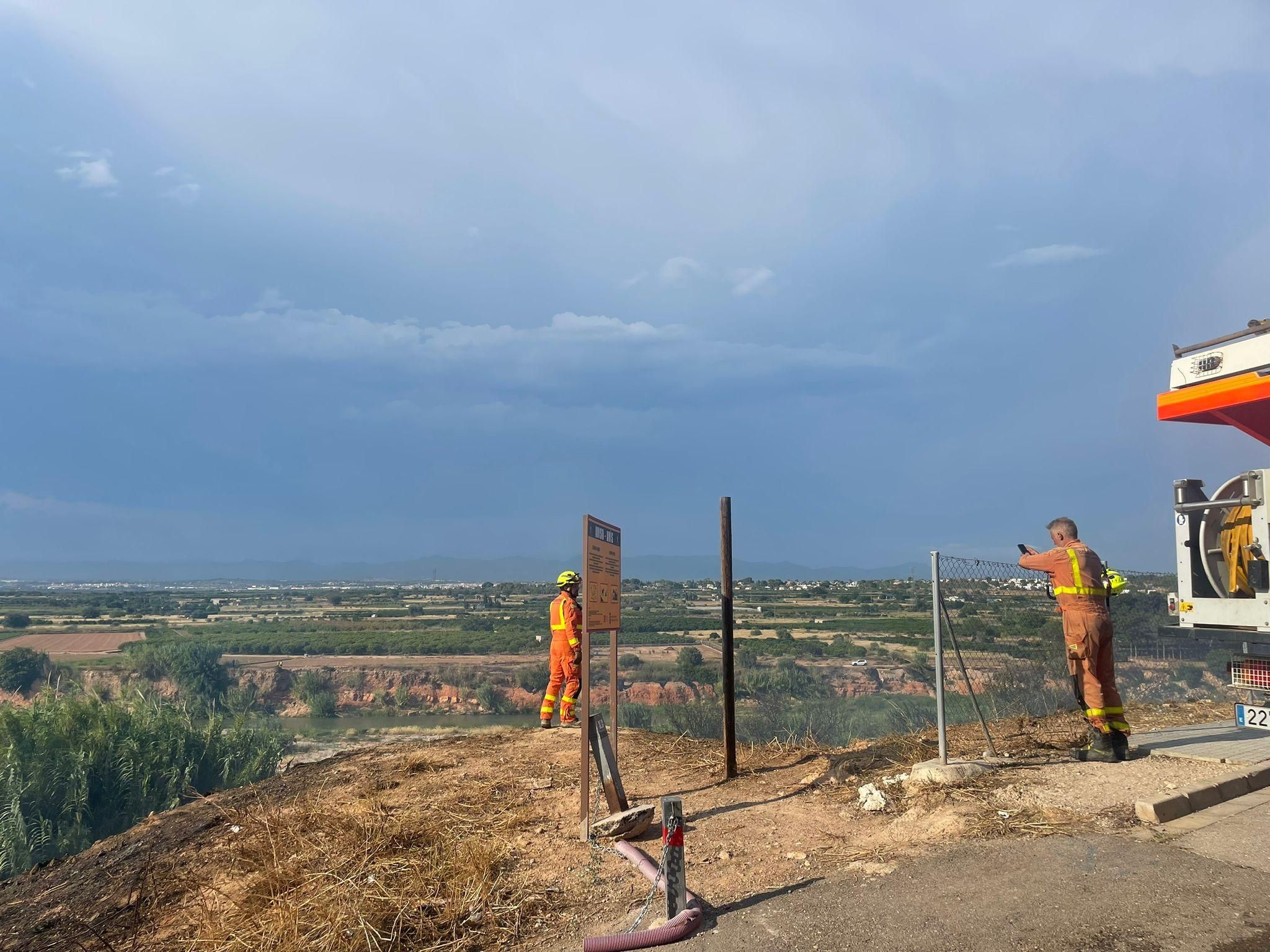 Diverses unitats dels del Consorci Provincial de Bombers de València i del servei de bombers forestals de la Generalitat treballen per controlar l'incendi forestal de Riba-roja del Tuía
