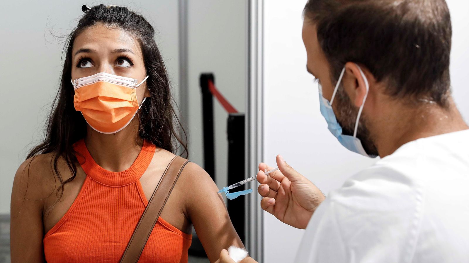 Vacunació dels joves d'entre 20 i 29 anys al vacunòdrom de la Ciutat de les Arts i les Ciències