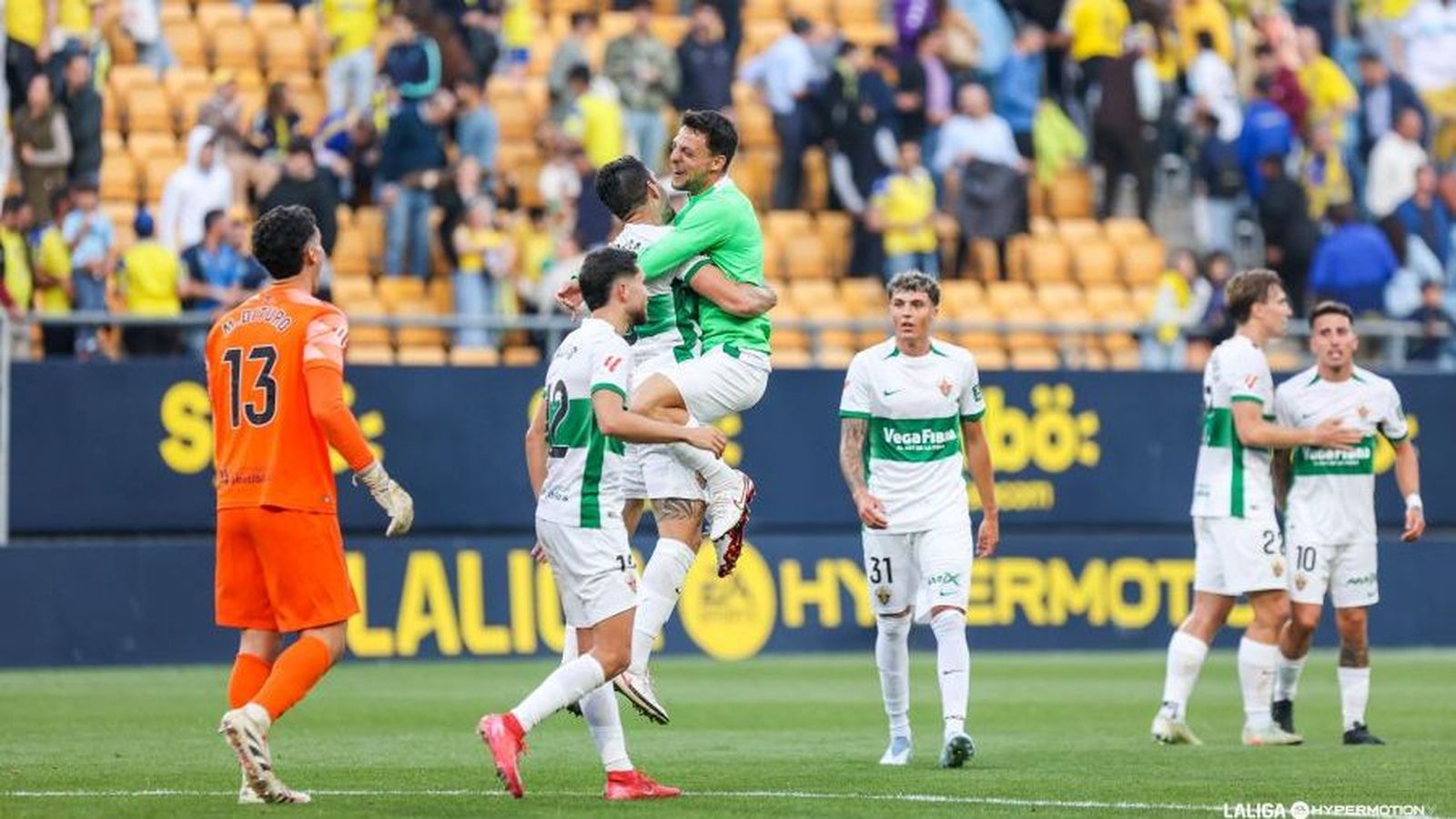 Els jugadors de l'Elx celebren el triomf