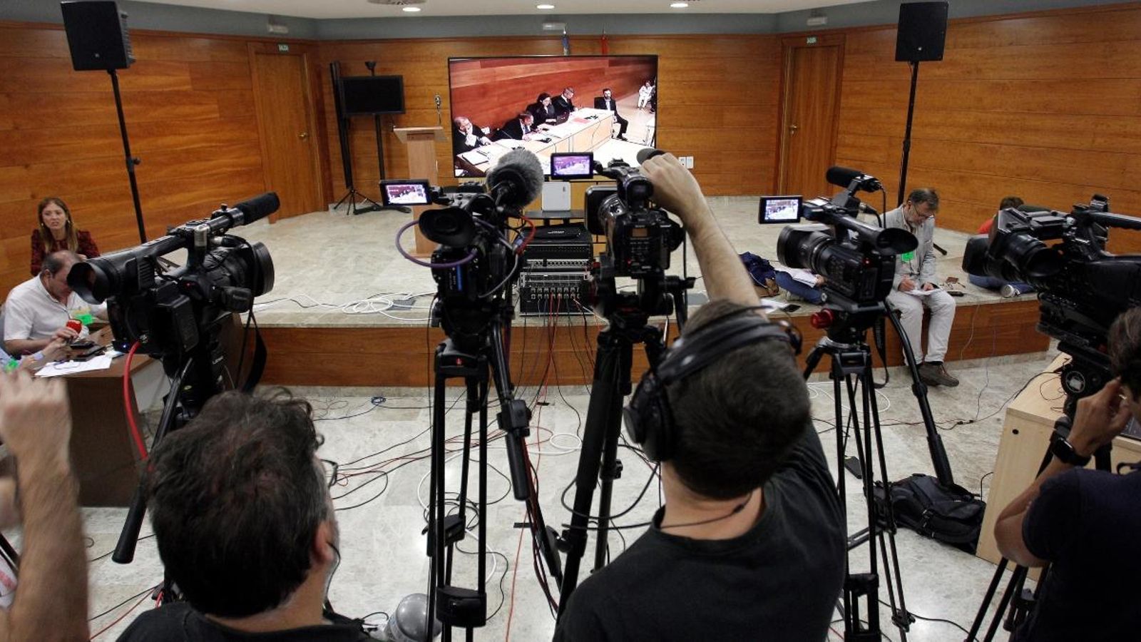 Vista dels mitjans al costat de la pantalla on es pot veure Miguel López, a l’Audiència d’Alacant