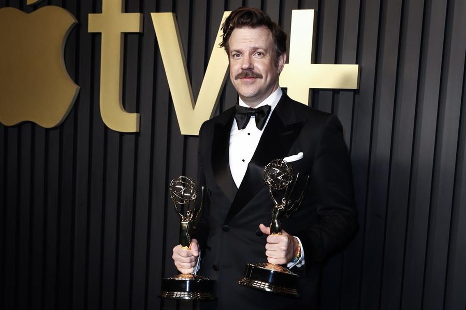 L'actor estatunidenc Jason Sudeikis posa amb dos premis Emmy 2022