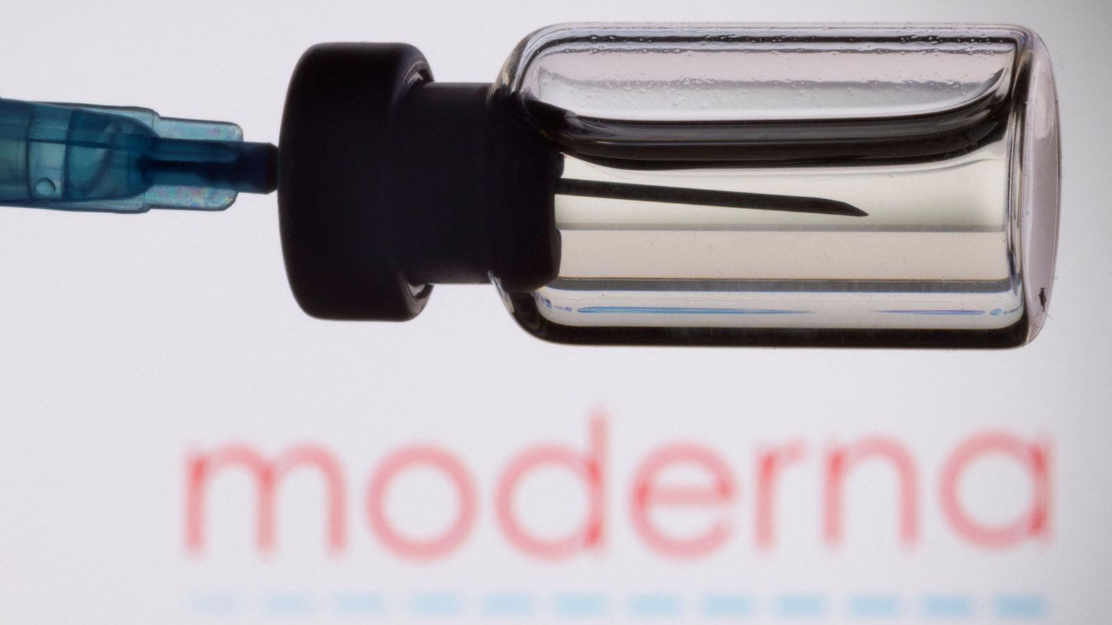 Un vial i una xeringa enfront d'un logotip de Moderna en una il·lustració
