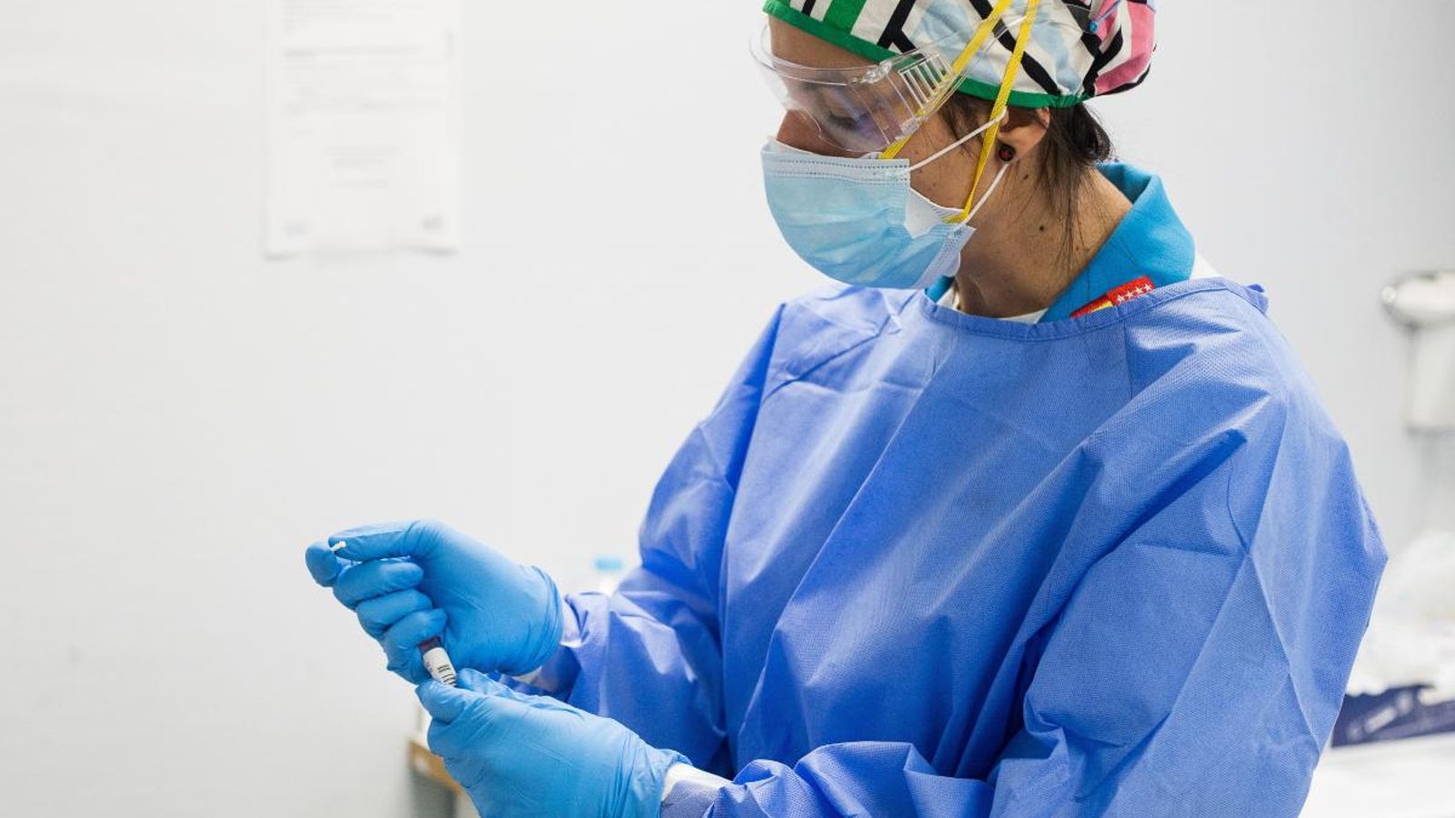 Personal sanitari en el dispositiu de realització de proves PCR