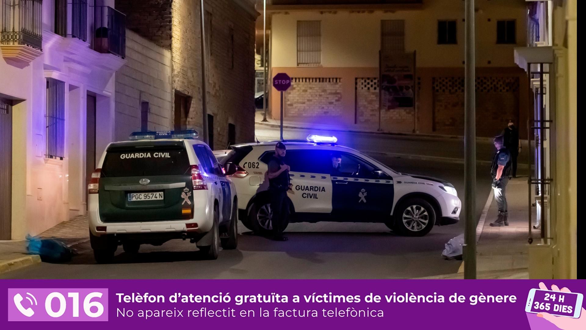 Agents de la Guardia Civil, anit, en el domicili de la mare del presumpte assassí de la jove de 17 anys Agents de la Guardia Civil, anit, en el domicili de la mare del presumpte assassí de la jove de 17 anys