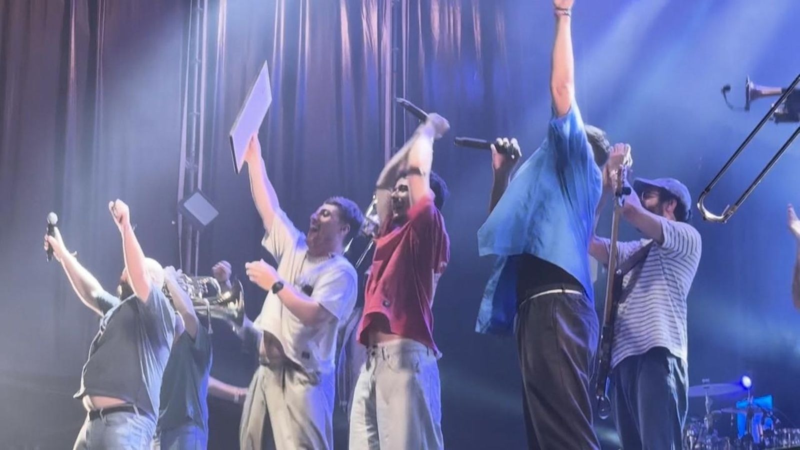 La Fúmiga i The Tyets celebren haver aconseguit el Disc d'Or per "Havia de passar"