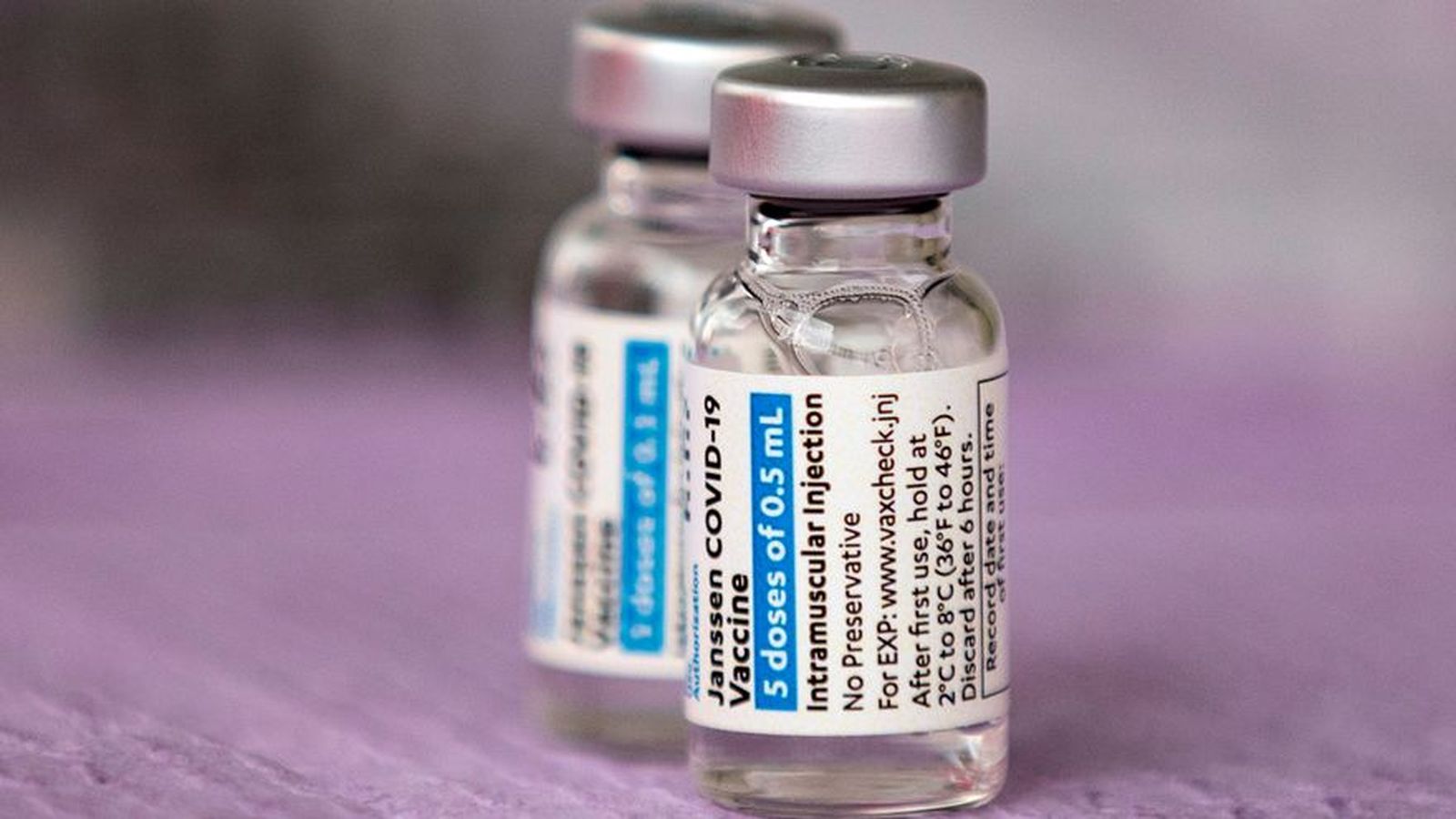 Dos vials de la vacuna de Janssen contra el coronavirus