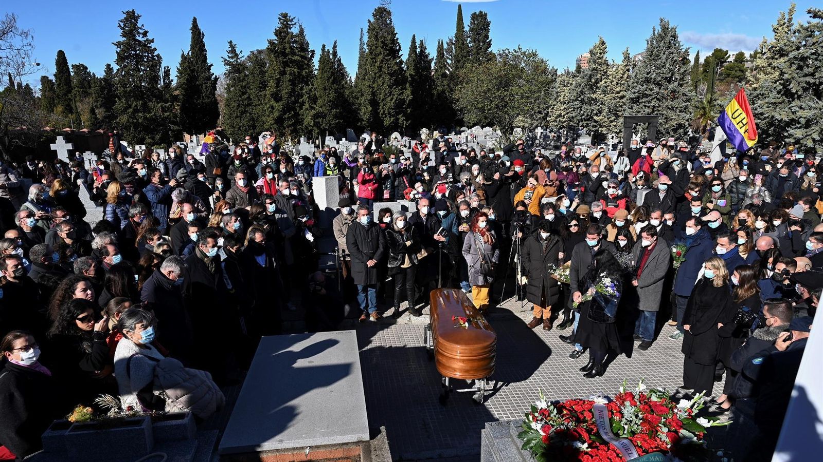 Una multitud de persones s'ha congregat en el cementeri civil de l'Almudena, a Madrid, per al soterrar de l'escriptora Almudena Grandes