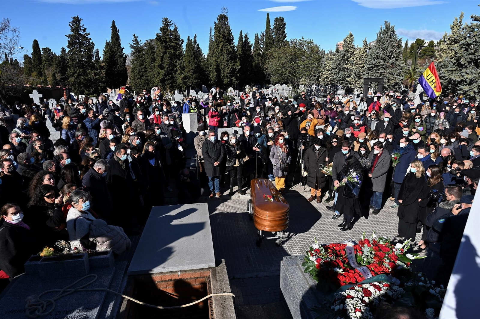 Una multitud de persones s'ha congregat en el cementeri civil de l'Almudena, a Madrid, per al soterrar de l'escriptora Almudena Grandes