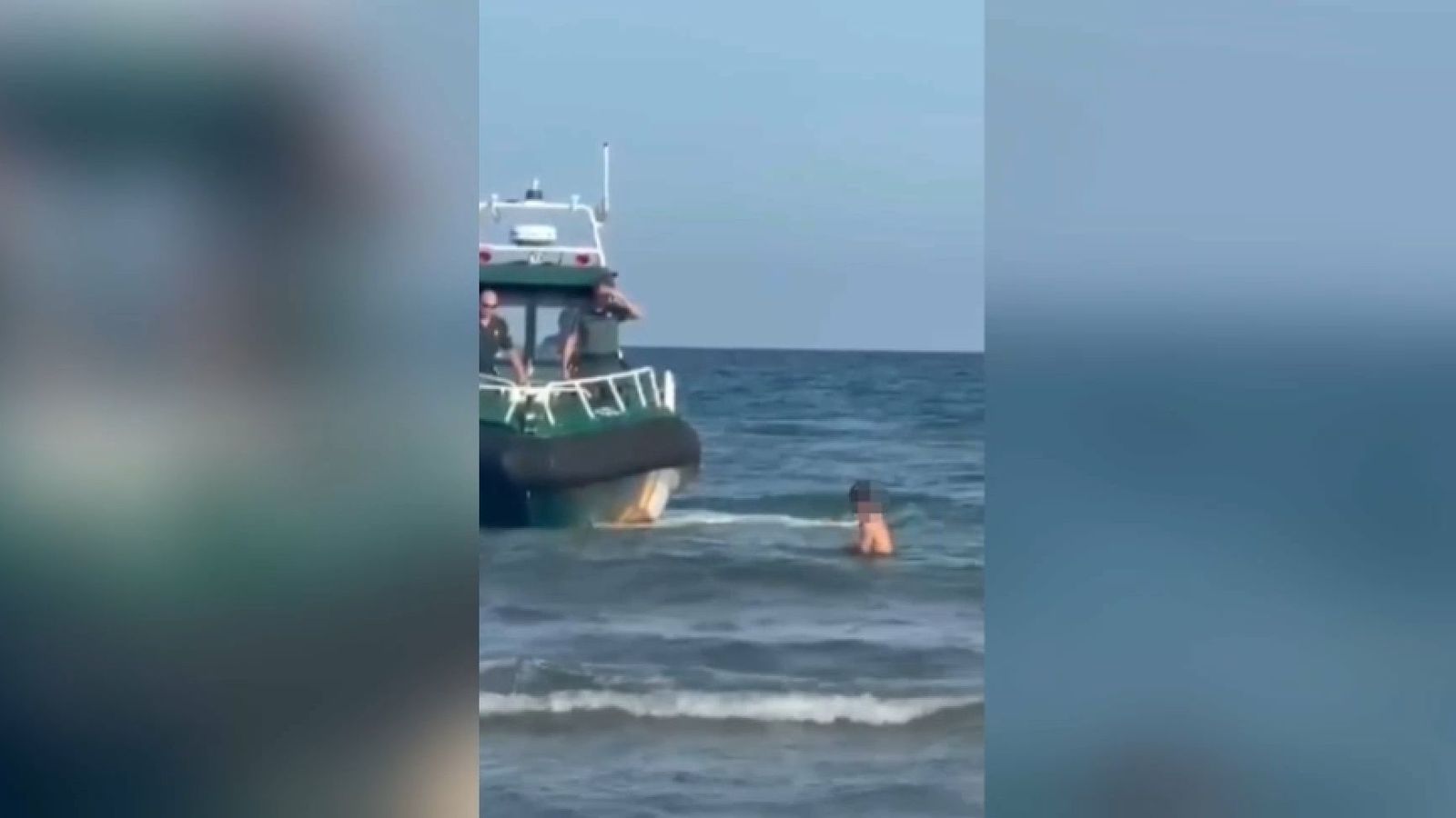 Els agents finalment han forçat l'home perquè isca de la mar