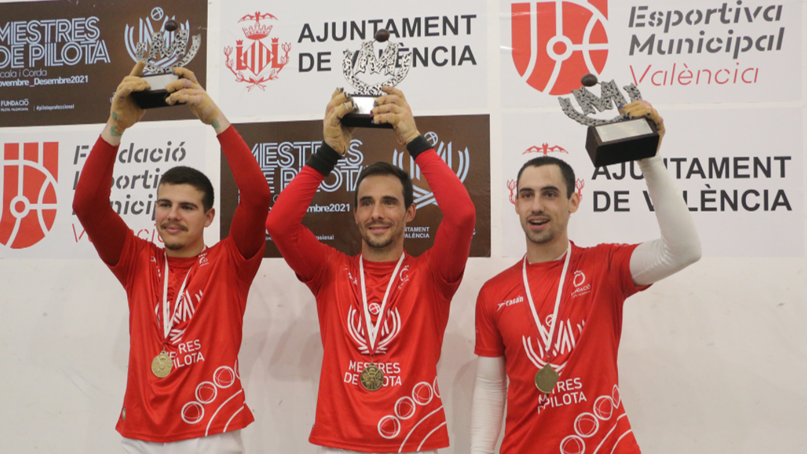 Giner, Nacho i Hilari, amb el trofeu de campions