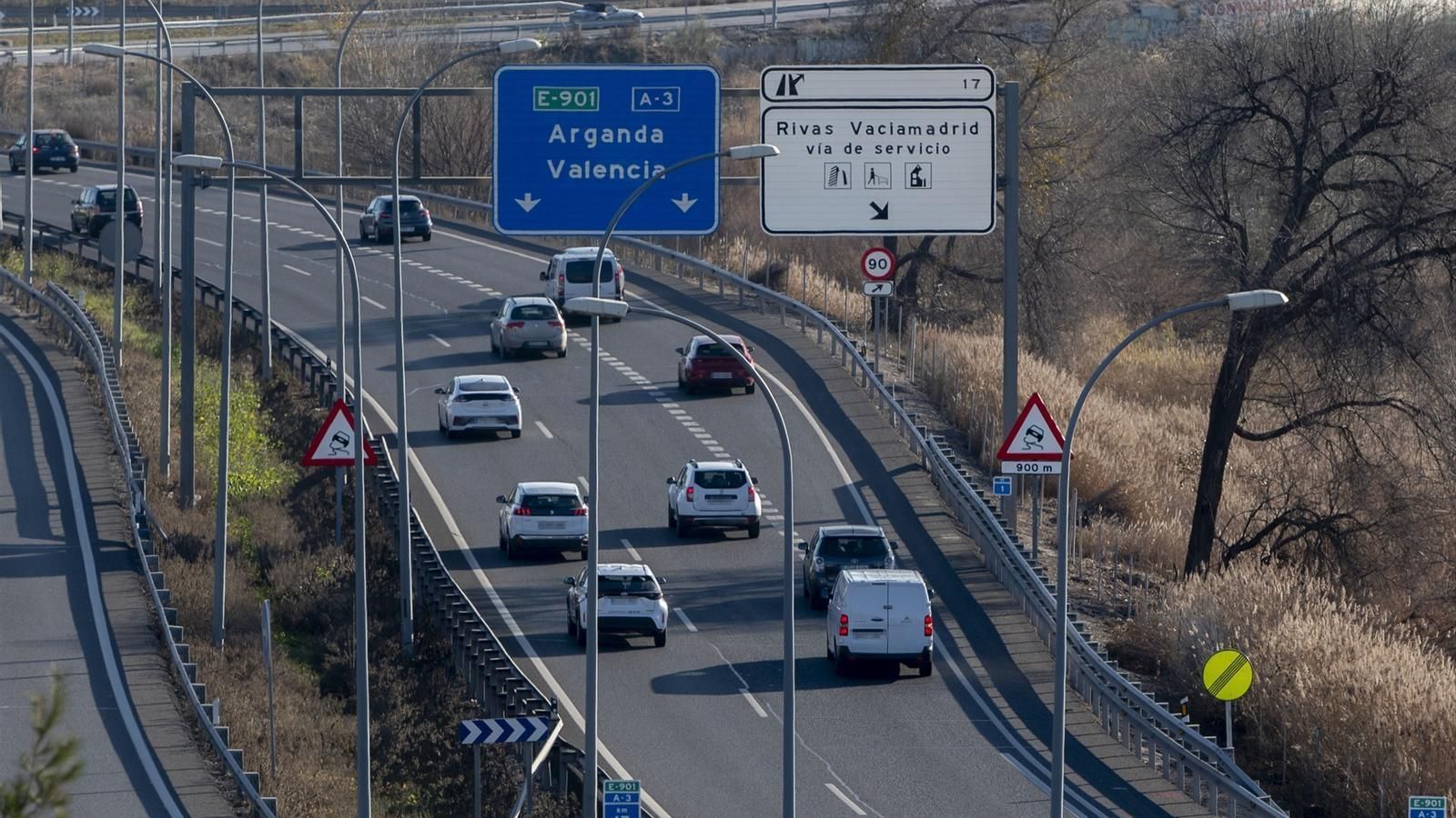 Imatge d'arxiu de trànsit eixint de Madrid cap a València / Alberto Ortega (Europa Press)