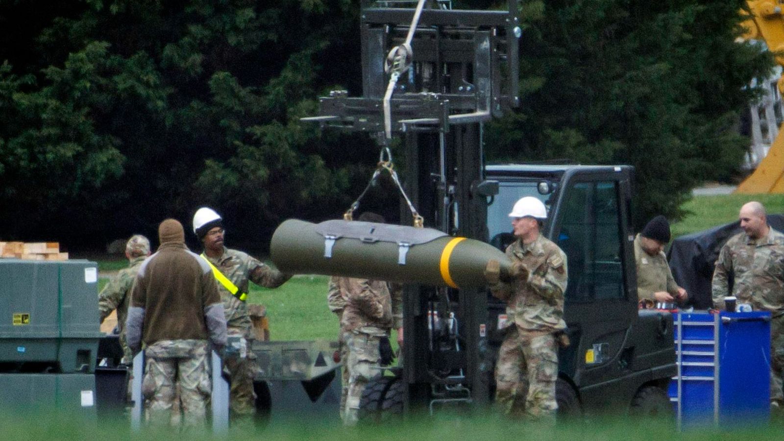 Militars dels Estats Units preparen una munició explosiva a Fairford, a la Gran Bretanya