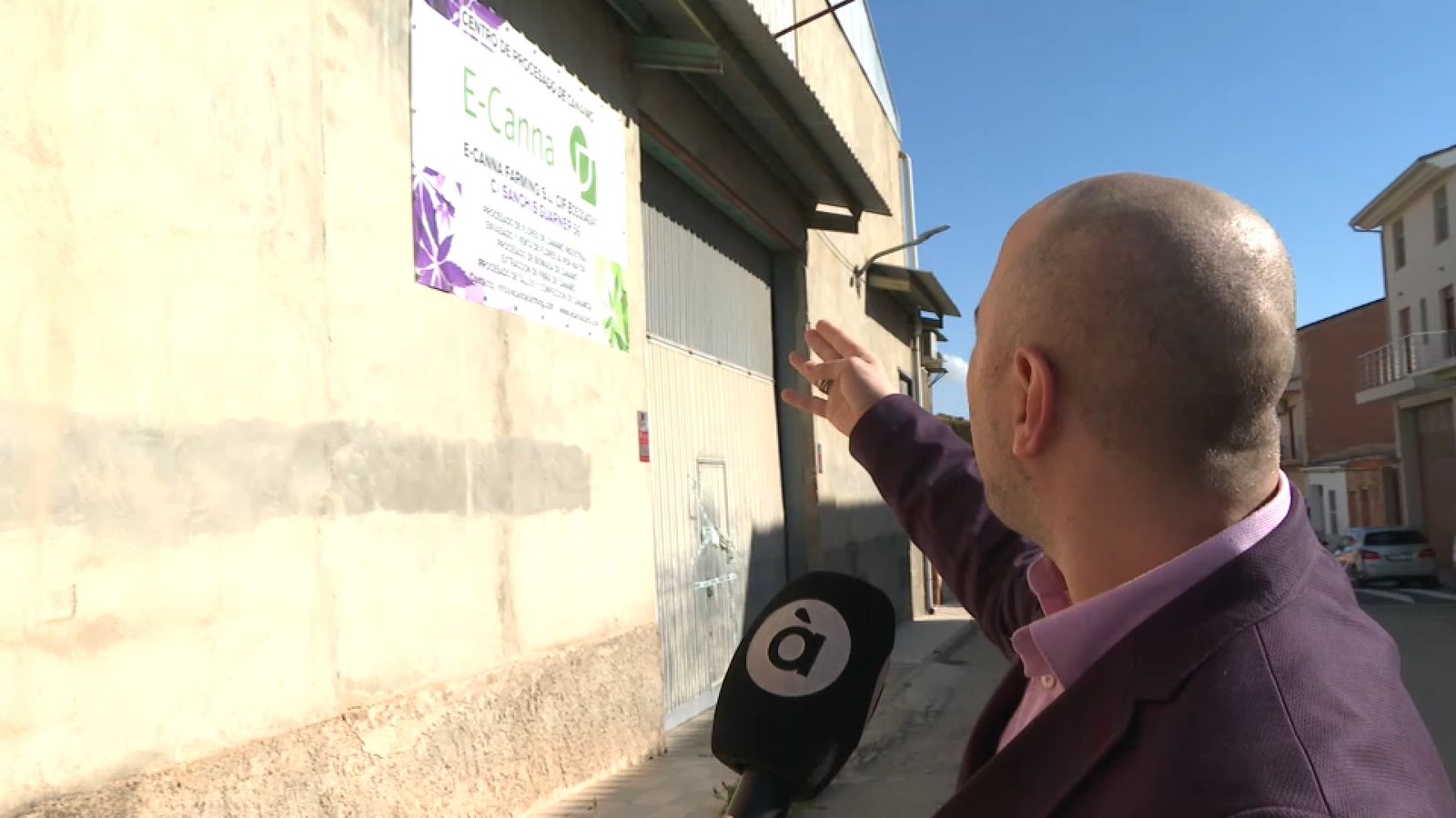 Una de les naus que l'empresa E-Canna Farming té a Quatretonda