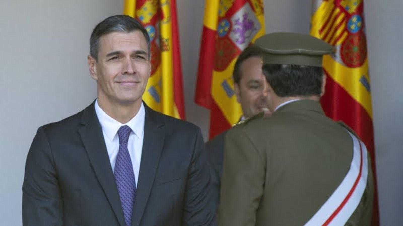 Un cap militar amb Sánchez en la desfilada de les forces armades