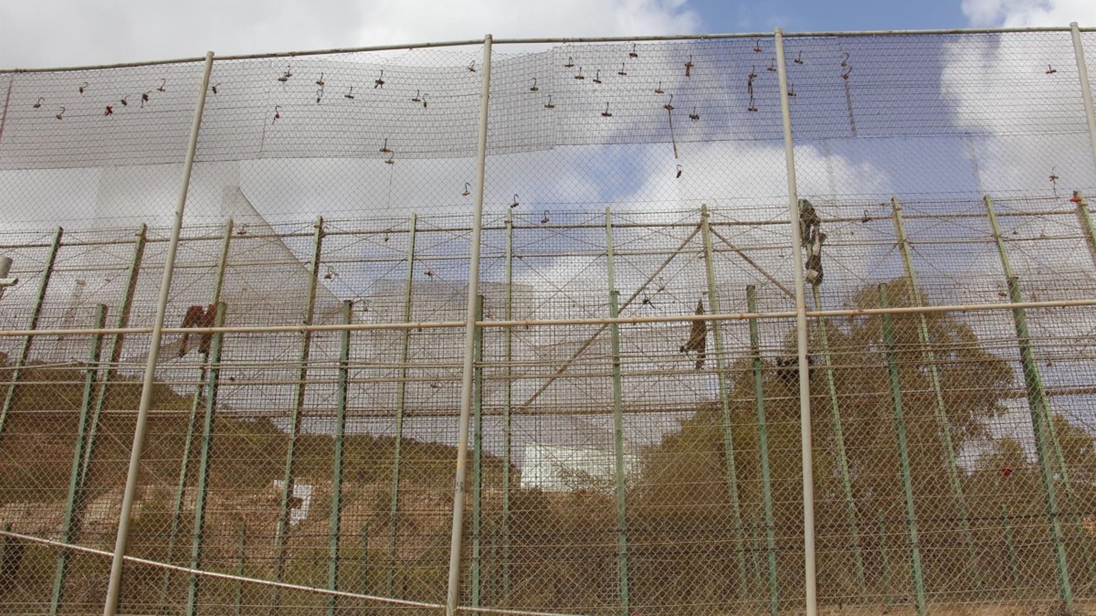 Una furgoneta rebenta les portes de la frontera de Ceuta