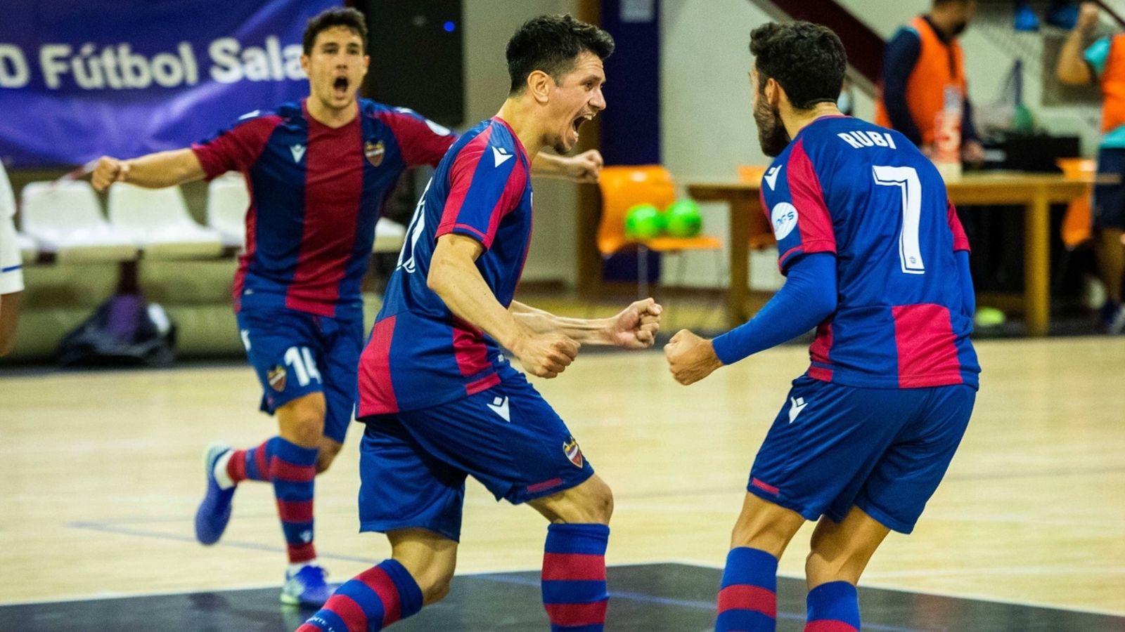 Els granotes celebren un dels gols contra l'O Parrulo