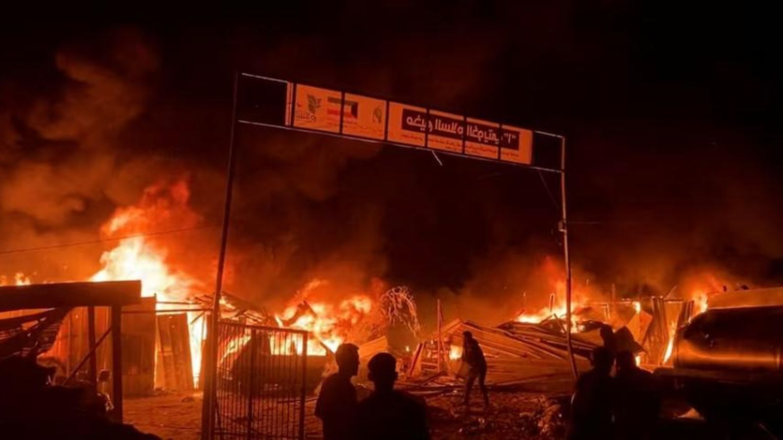 Incendis després dels atacs de l'exèrcit israelià en Rafah, en el sud de la Franja, este diumenge