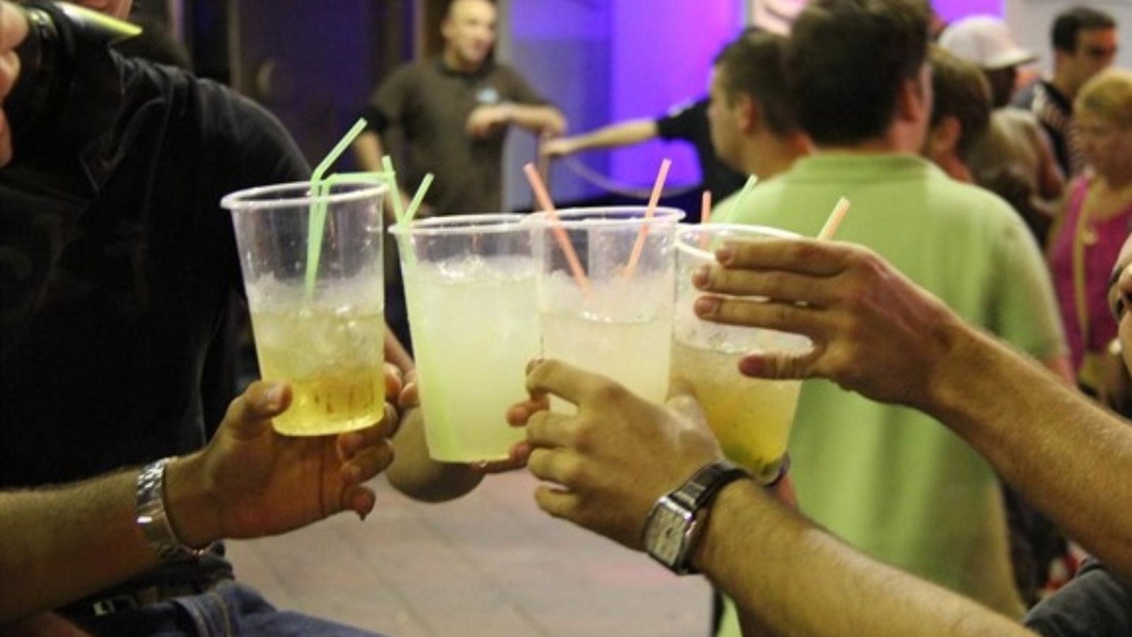 El consum d'alcohol a la via pública es produeix sobretot durant els caps de setmana