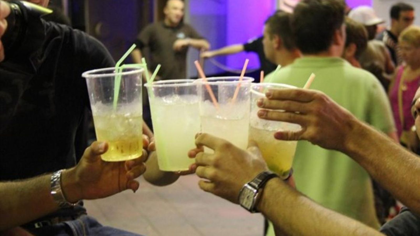 El consum d'alcohol a la via pública es produeix sobretot durant els caps de setmana